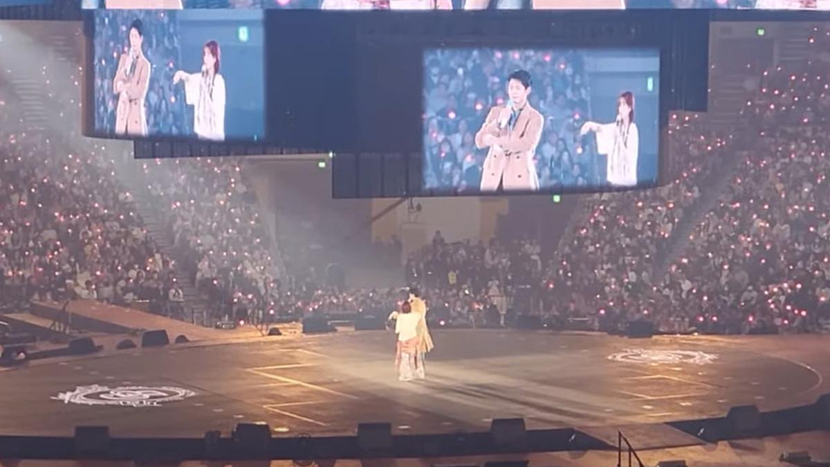 IU Beri Kejutan Saat Konser di Seoul, Hadirkan Park Bo Gum yang Nyanyi untuk UAENA