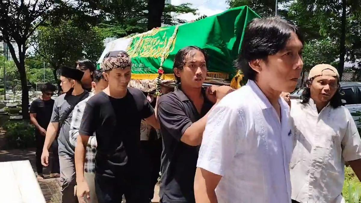 Personel Slank Antar Jenazah Ayahanda Bimbim ke Peristirahatan Terakhir