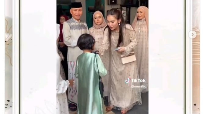 Terpopuler: Ayu Ting Ting Bagi-bagi THR, Sederet Artis yang Meninggal di Bulan Ramadhan 2024