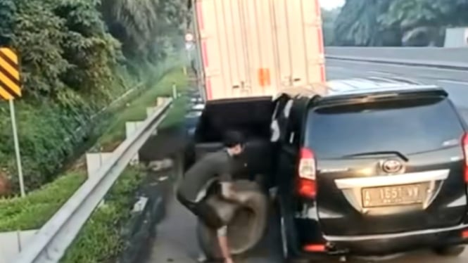 Viral Aksi Cepat Maling Curi Ban Serep Truk di Jalan Tol