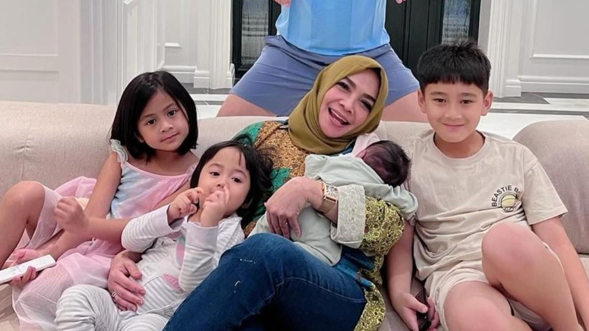 Rieta Amilia Menegaskan Belum Ada Adopsi Resmi Bayi Lily oleh Raffi Ahmad dan Nagita Slavina