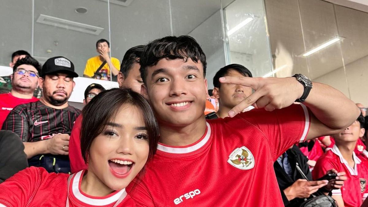 Adu Gaya Aaliyah Masaaid dan Fuji Nonton Timnas Indonesia di GBK, Ada yang Tenteng Tas Seharga Rp80 Juta