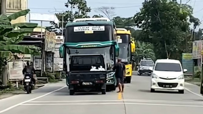 Aksi Sopir Pikap Ini Dipuji Warganet, Berani Hadang Dua Bus Lawan Arus