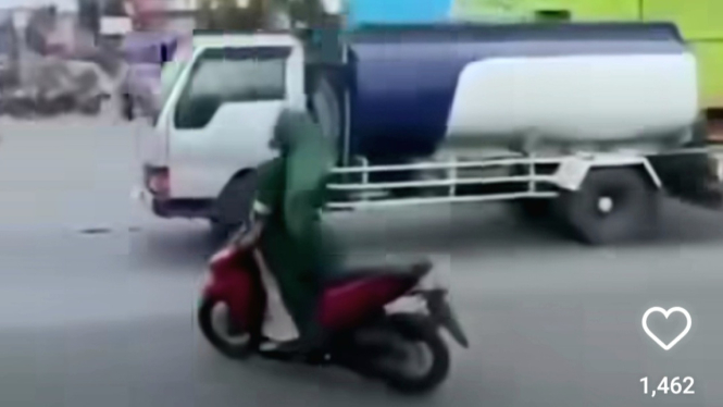 Hampir Dihantam Truk, Aksi Pengendara Motor Wanita Ini Bikin Warganet Geleng Kepala