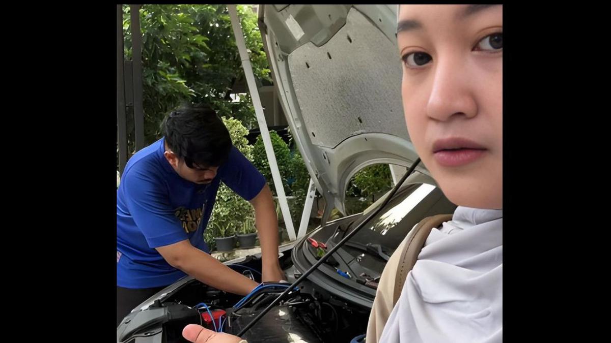 Istri Sudah Tampil Cantik, Sang Suami Masih Sibuk Mengurus Mobil