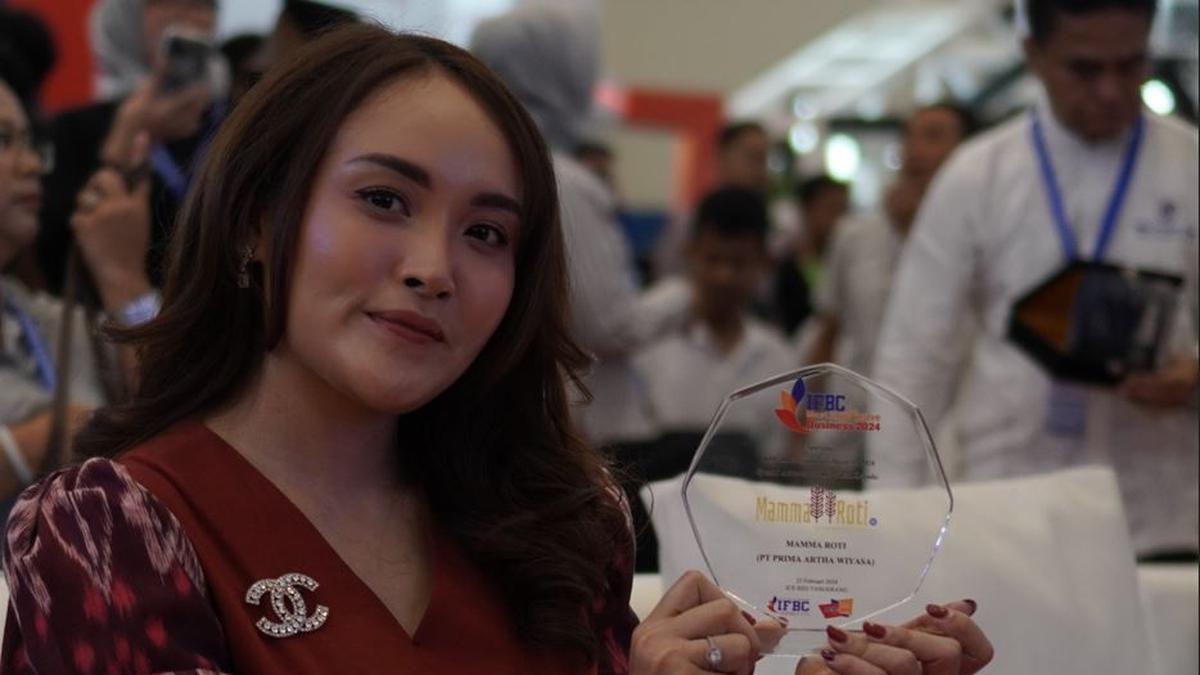 Presenter Berita Prima Alvernia Terima Penghargaan Most Expansive Business 2024 di Bulan Ramadhan