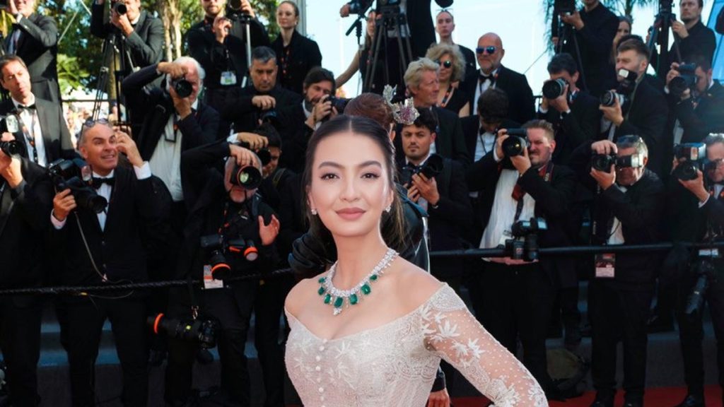 Raline Shah Padukan Kebaya dan Kain Ulos di Penutupan Festival Film Cannes 2024