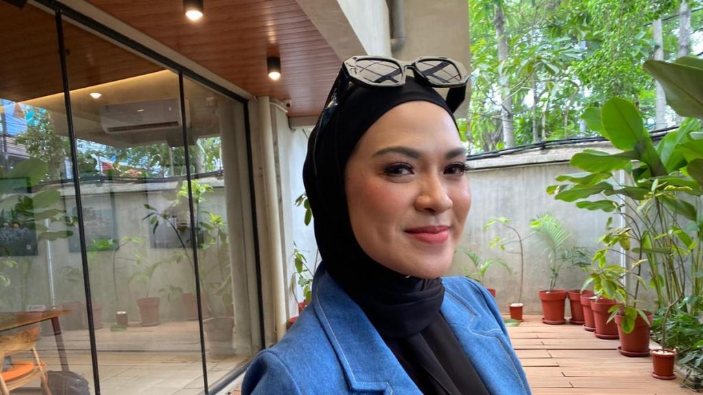 6 Potret Delia Septianti, Ada Cerita Comeback Menyanyi Bareng Ecoutez dan Eksis di Industri Fashion Hijab