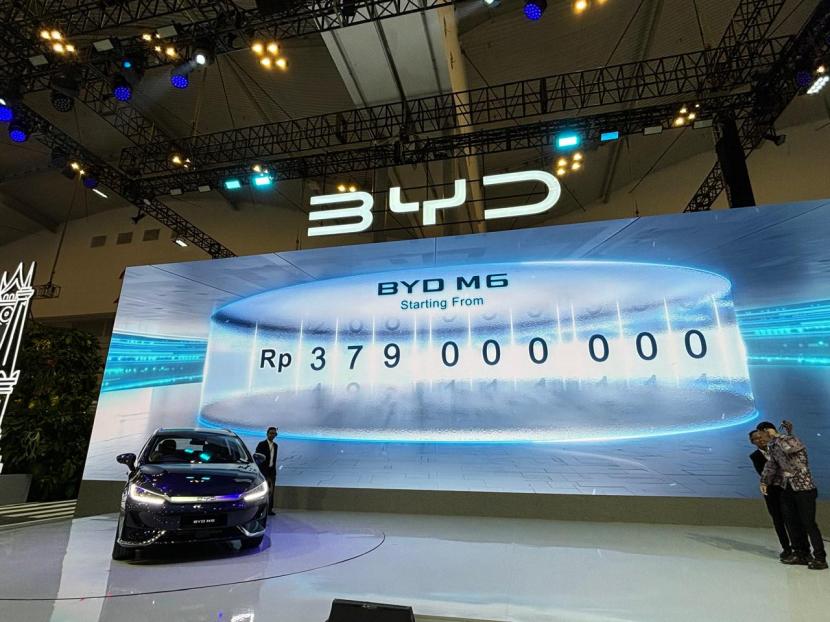 BYD Resmi Luncurkan MPV Listrik 7 Penumpang M6 di GIIAS 2024, Harga Rp 379 Juta