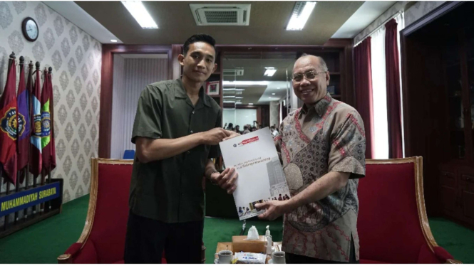 Kembali Kuliah, Rizky Ridho Dapat Bonus dari Rektor UM Surabaya