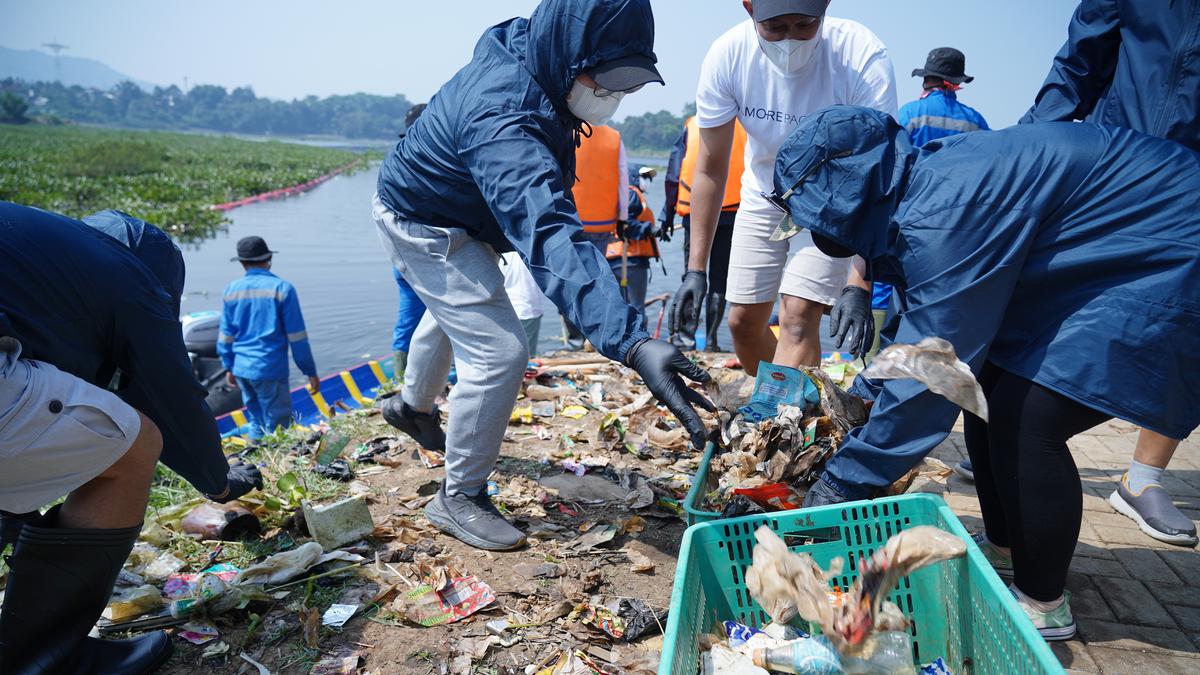 Peduli Dampak Sampah Plastik pada Lingkungan, Amorepacific dan Waste4Change Bersih-Bersih Citarum