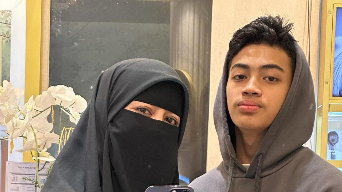 Potret Umi Pipik Antarkan Putra Bungsu Potong Rambut, Attaya Bilal Makin Ganteng dengan Model Rambut Baru