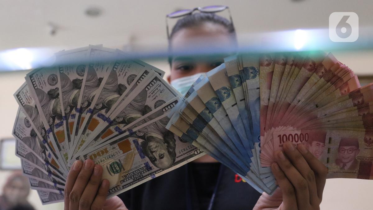 Rupiah Merosot terhadap Dolar AS Imbas Sentimen Harga Komoditas