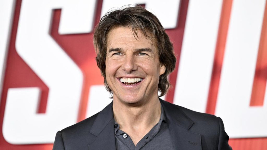 Hadiri Eras Tour Taylor Swift, Tom Cruise Terima Gelang Persahabatan dari Swifties