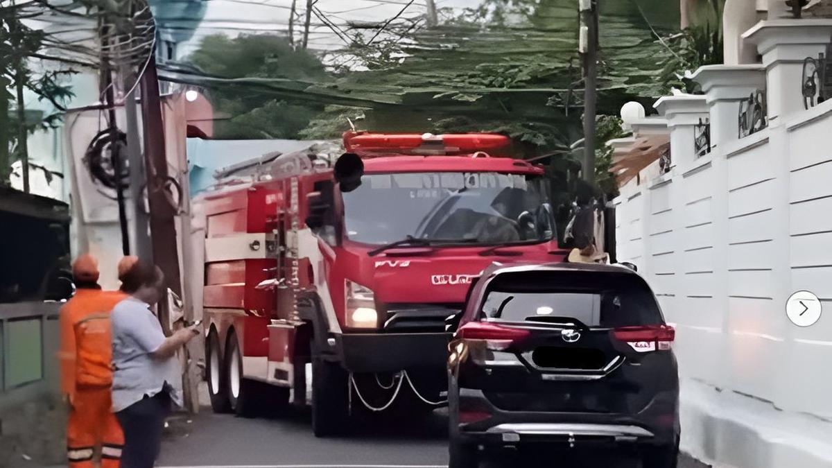 Mobil Parkir Sembarangan Bikin Repot, Truk Pemadam Kebakaran Tak Bisa Lewat