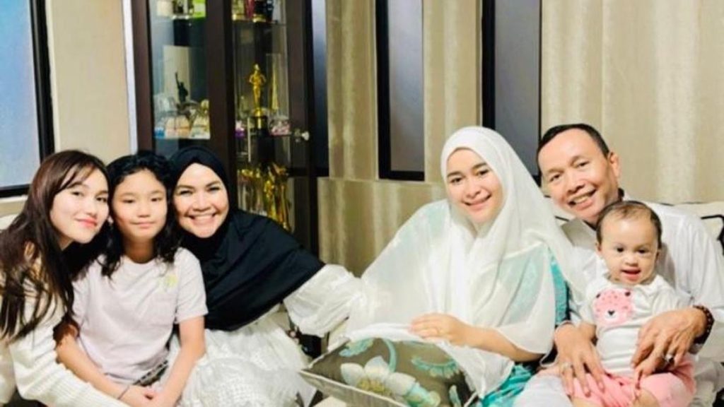 Momen Orang Tua Ayu Ting-Ting Berbuka Puasa Disorot Netizen, Dianggap Salah Ajarkan Adab Berbuka Sampai Makan Lesehan