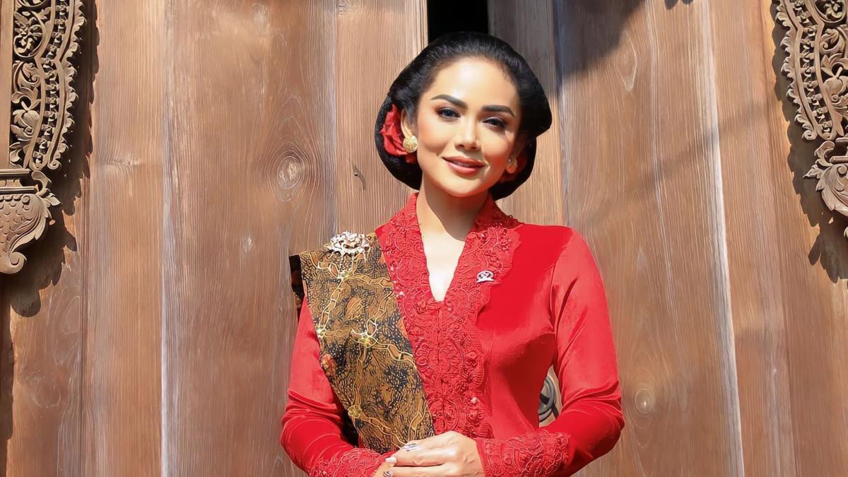 6 Potret Krisdayanti Berkebaya Merah Rayakan Hari Kebaya Nasional, Dapat Kecup Mesra dari Raul Lemos