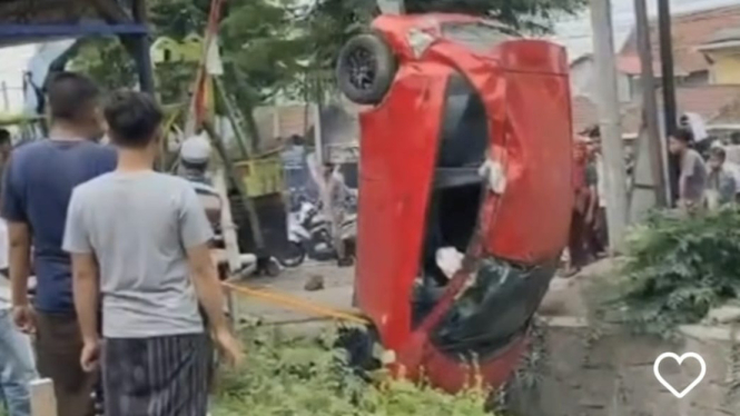 Gagal Kinclong, Honda Brio Terperosok ke Selokan saat Cuci Mobil