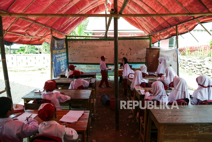 Menjelang Peralihan, Jokowi Janjikan Perbaiki Kelas Rusak