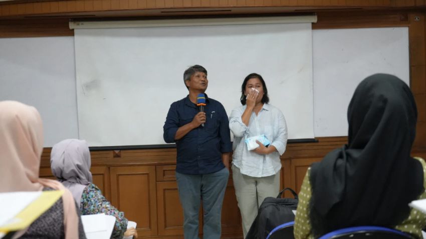 Momen Haru di FEB UGM, Orang Tua Mahasiswa Baru Ikut Kuliah Gantikan Putrinya yang Tiada