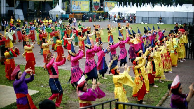 Pecah Rekor MURI, 200 Mahasiswa UMSU Berpartisipasi Tarian Massal Adira Festival