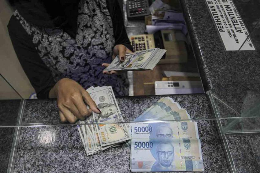 Rupiah Sore Ini Ditutup Melemah ke Rp15.895 per Dolar AS