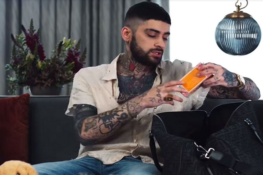 Spill Isi Tas, Zayn Malik Bawa Minum Obat Mujarab untuk Pita Suara