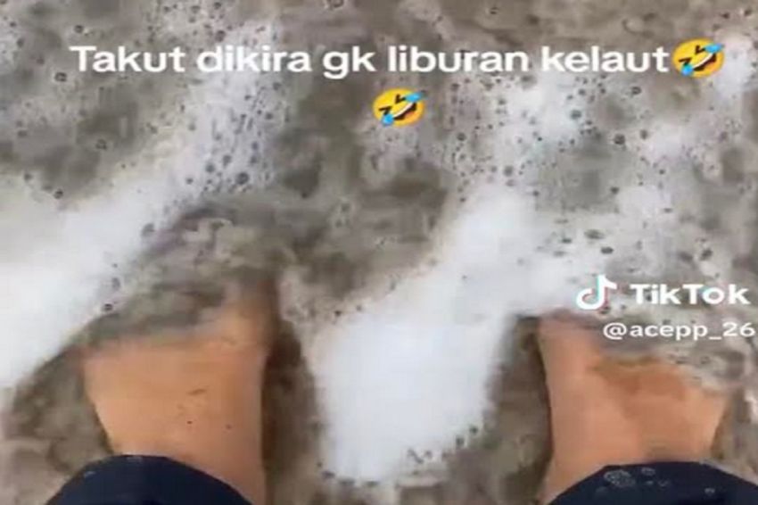 Viral! Pria Ini Buktikan sedang Liburan di Pantai, Faktanya Bikin Ngakak