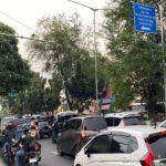 Mobil LCGC Nekat Nerobos Bahu Jalan Berakhir Terperosok