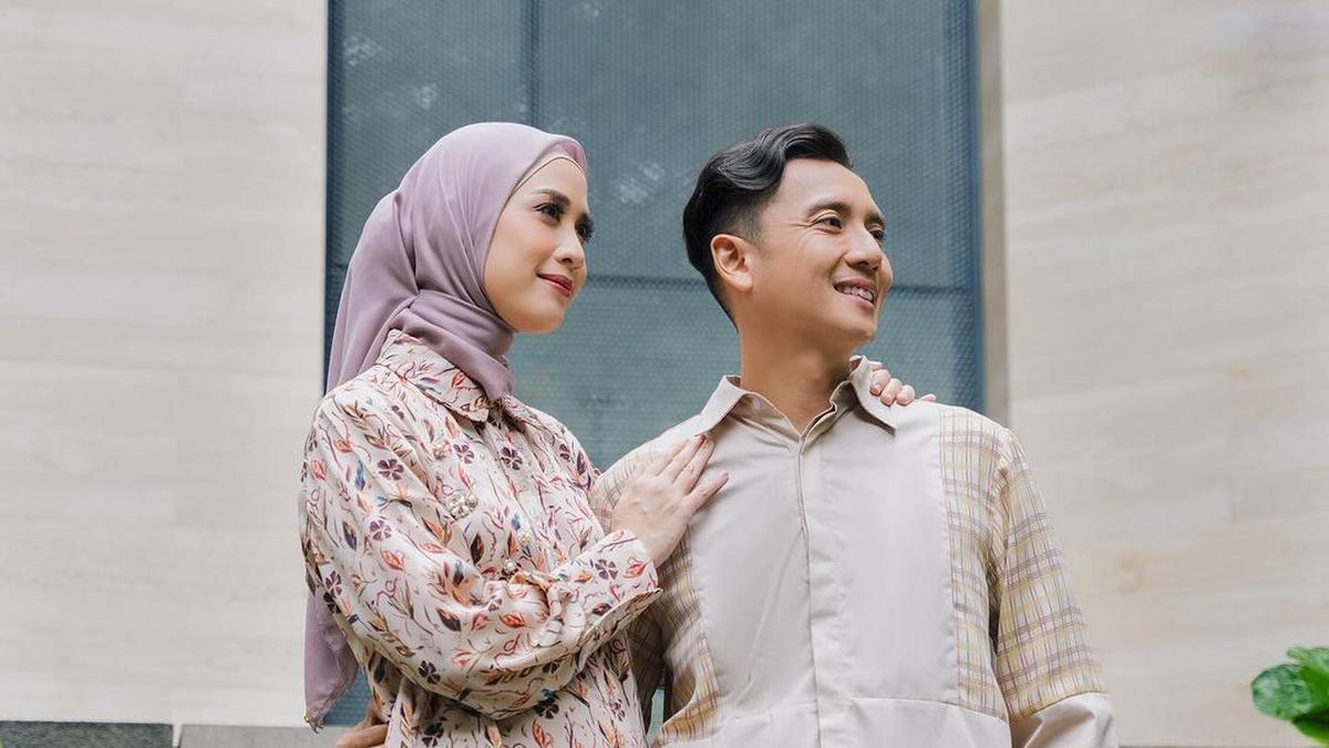 Model Baju Pasangan ala Fanny Gabriana dan Suami, Tampil Modis saat Bukber dan Lebaran