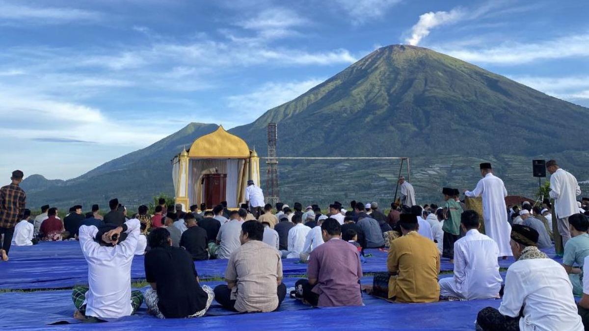 Pemandangan Mewah Salat Idulfitri di Wonosobo yang Viral, Menghadap Langsung Gunung Sumbing