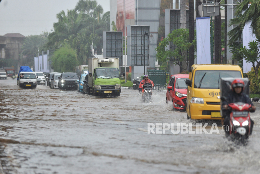 Pemudik Harap Waspada, Hujan Ringan Guyur Sebagian Wilayah Indonesia Hari Ini