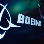 Bonus Saham CEO Boeing Dipangkas Imbas Panel Pintu Alaska Airlines Copot