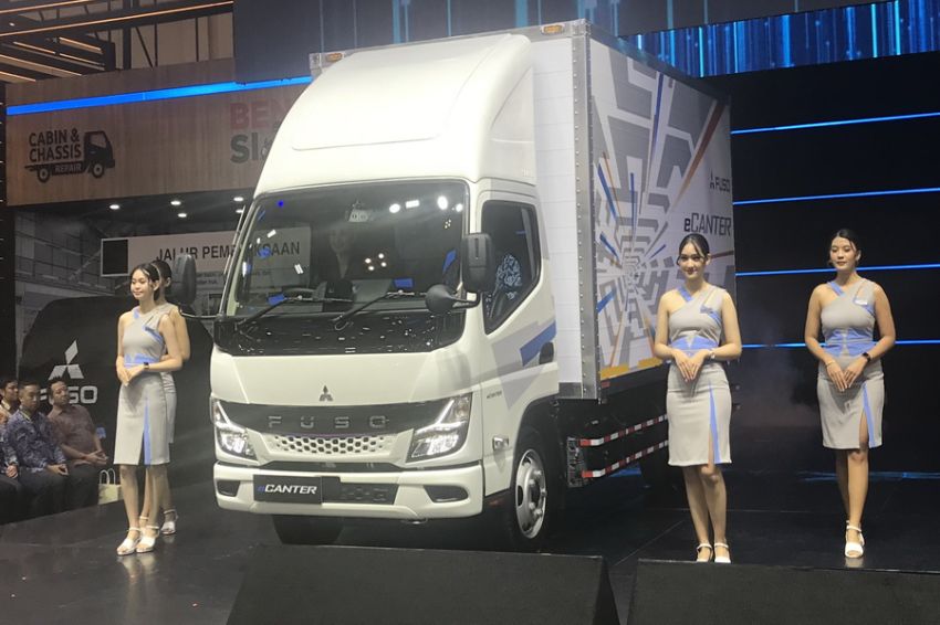 GIIAS 2024: Mitsubishi FUSO Luncurkan eCanter, Pamer Truk VAR hingga Bus Bagong