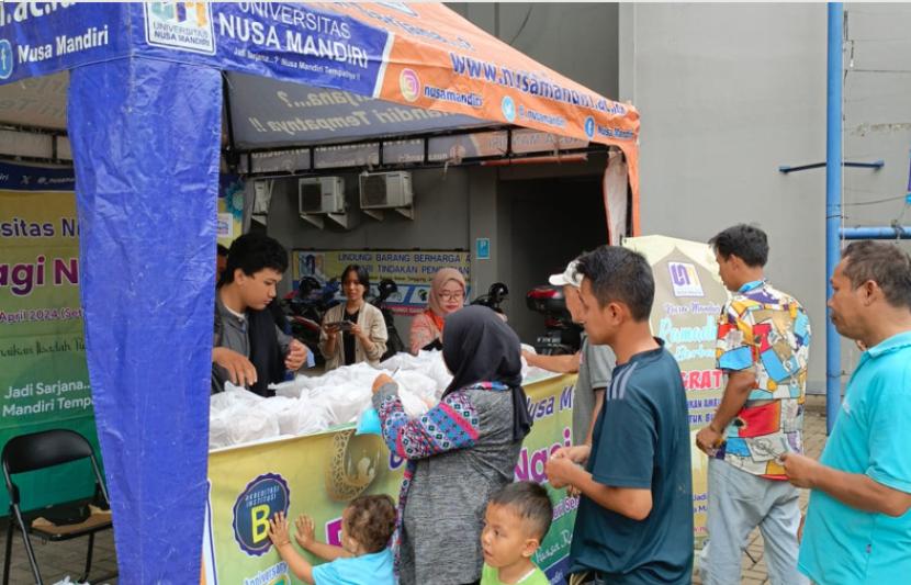 Sambut Ramadhan, UNM Margonda Bagikan 200 Nasi Boks untuk Warga Depok