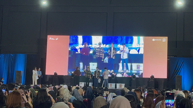 Heboh Member Day6 Pakai Batik Hingga Jaket Almamater ITB di Acara Album Fan Sign