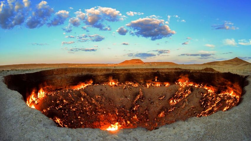 Kawah Api Mulai Padam, Gerbang Neraka Tak Lagi Menakutkan