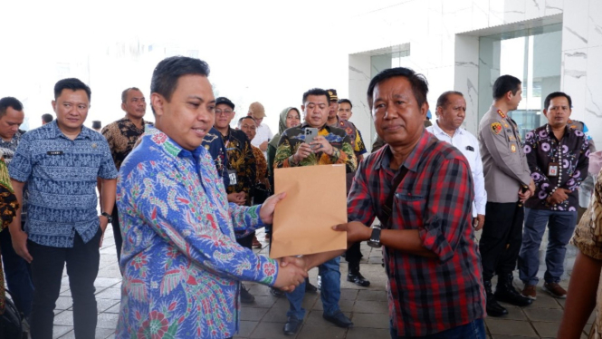 Ratusan Warga Terdampak Pembangunan UIII Depok Terima Santunan